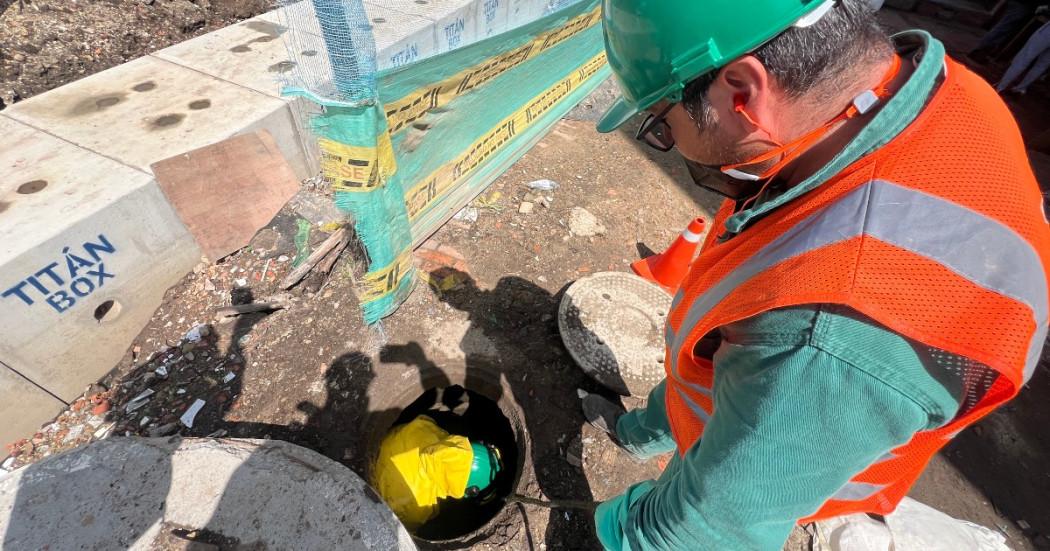 Foto que muestra trabajadores del Acueducto de Bogotá 