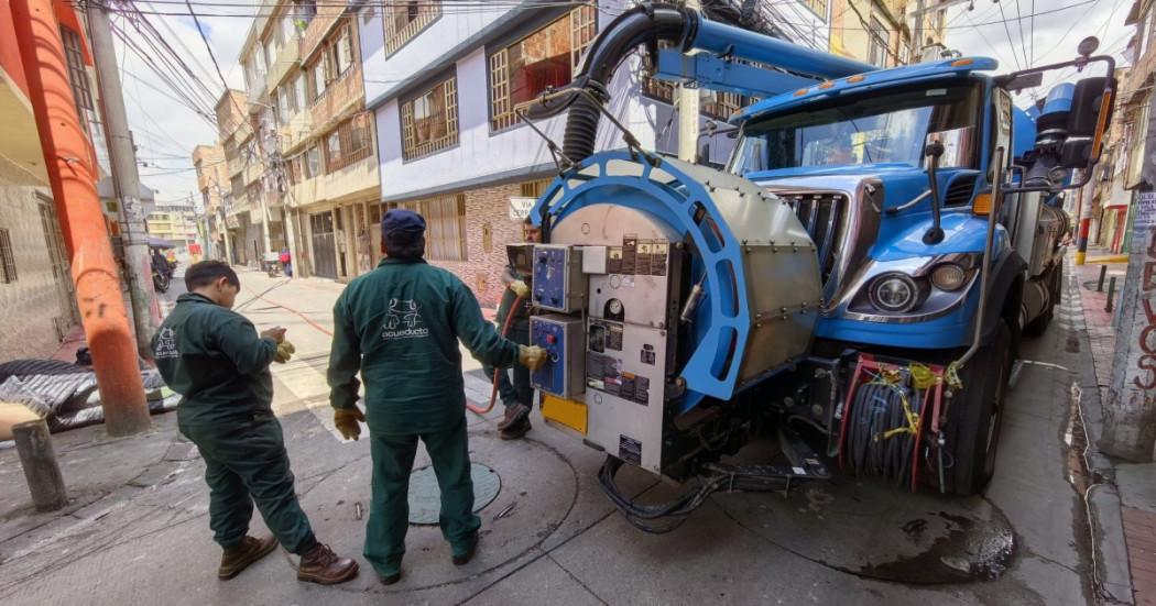 Foto que muestra trabajadores del Acueducto de Bogotá 