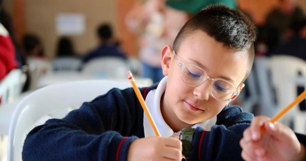 Niño escribiendo con lápiz 