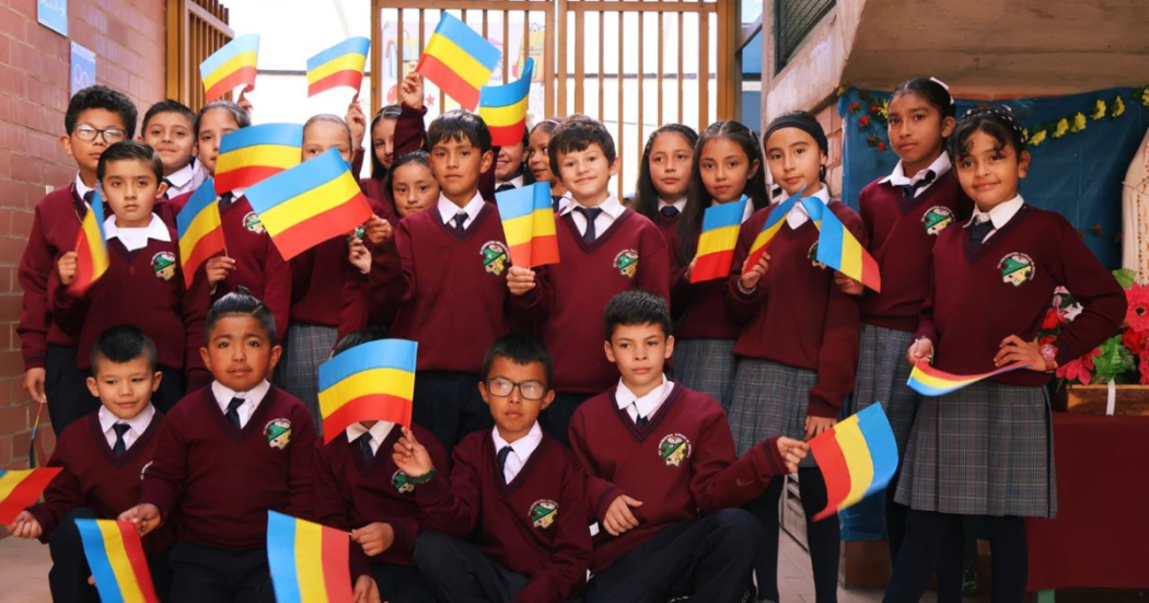 Imagen de niños con banderas de Cundinamarca