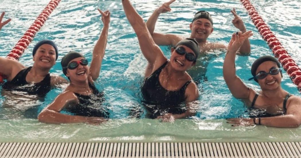 Imagena de varias personas disfrutando del curso de natación
