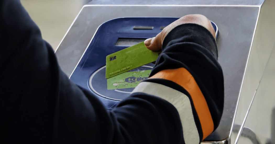 Imagen de una persona pasando la tarjeta TuLlave en un torniquete de TransMilenio