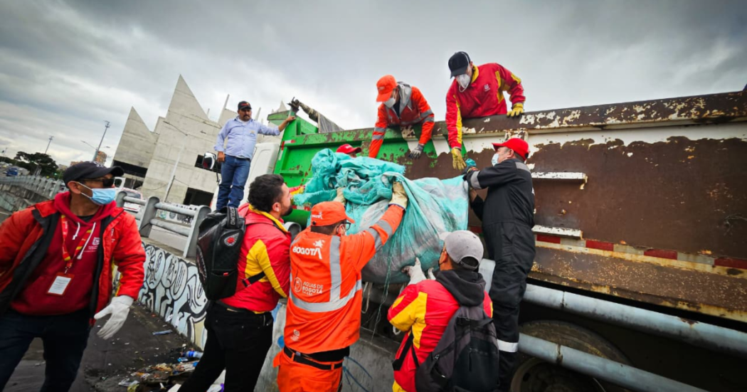 Imagen de funcionarios y operarios recogiendo basura