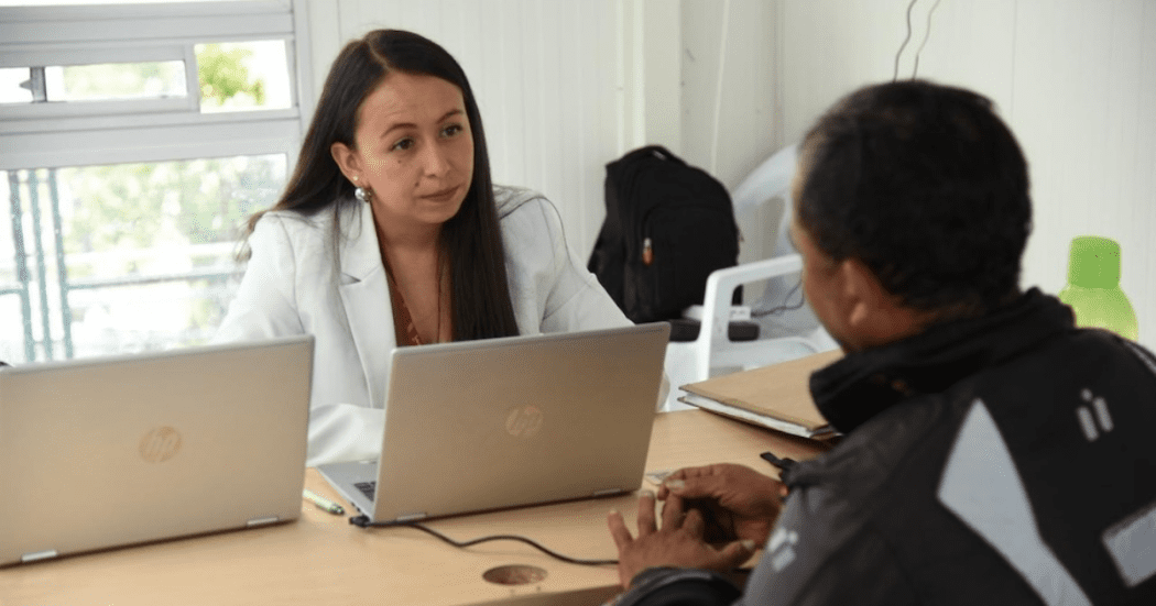 Imagen de una persona siendo atendida en la Comisaría Móvil