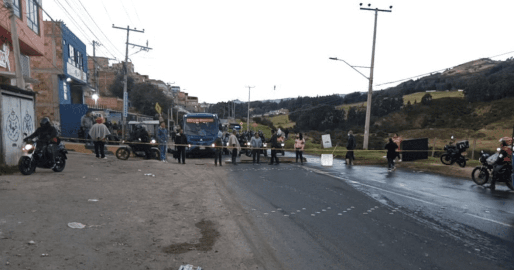 Imagen de varias personas bloqueando el paso de un bus del SITP