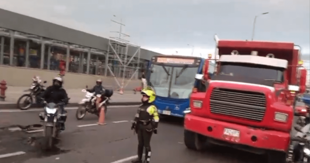 Imagen de un camión en una calle