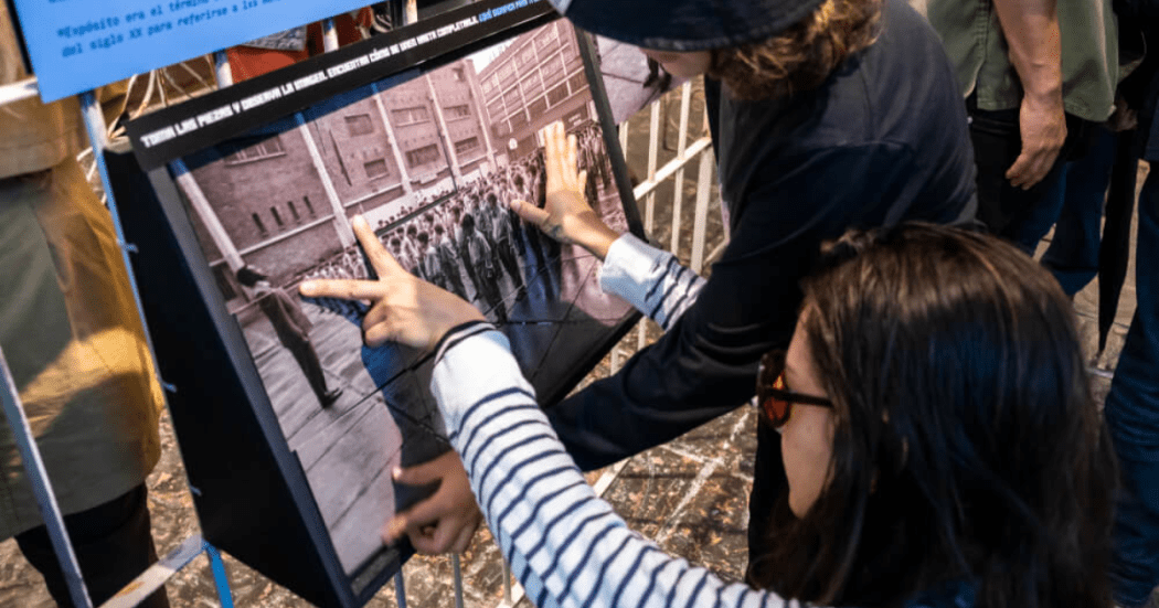 Imagen de dos mujeres observando la exposición.