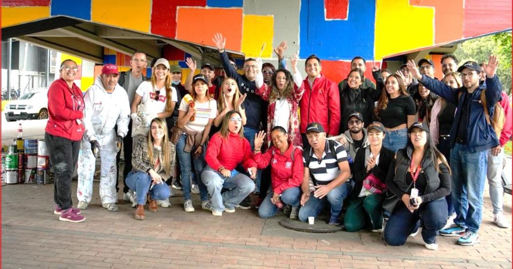 Foto que muestra un grupo de personas sonriendo