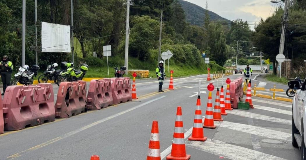 Foto de un agente de tránsito en una vía de Bogotá