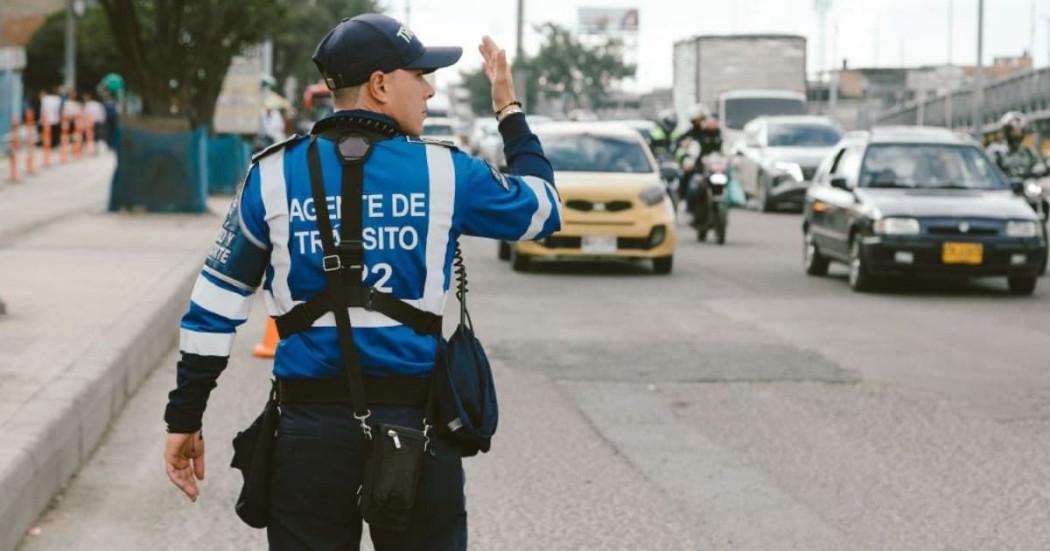 Foto de un agente de tránsito regulando el tráfico en una vía