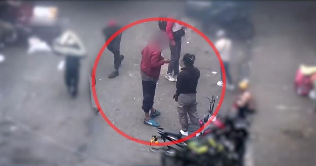 Expendedora de droga capturada en video por cámara de seguridad