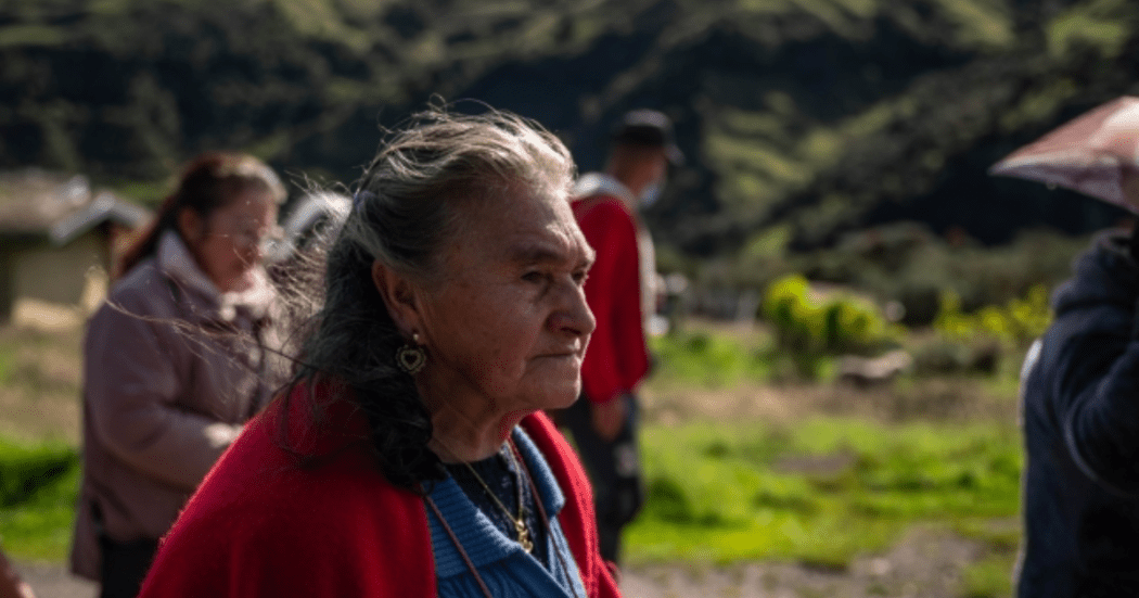 Imagen de una adulta mayor de perfil