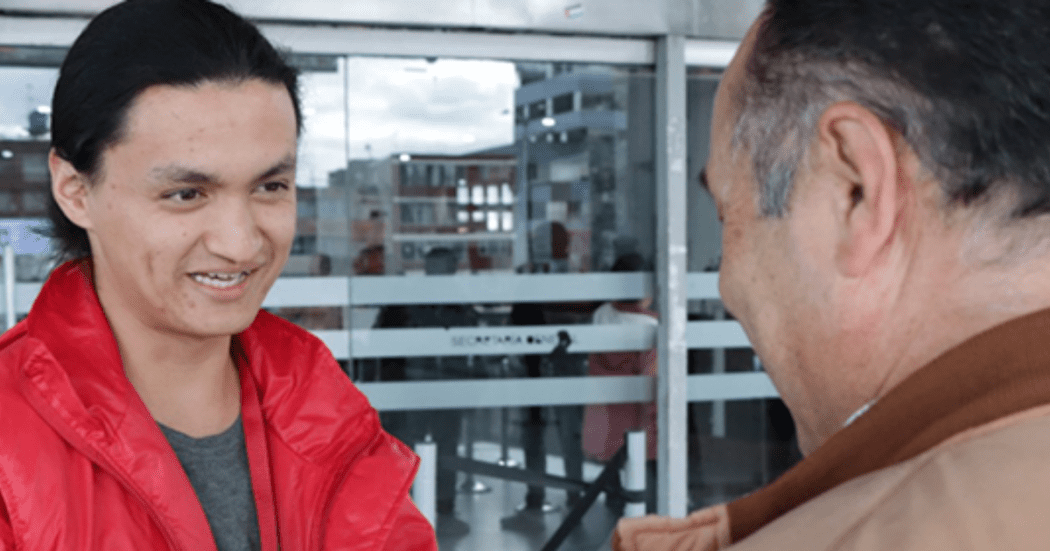 Imagen de dos personas hablando