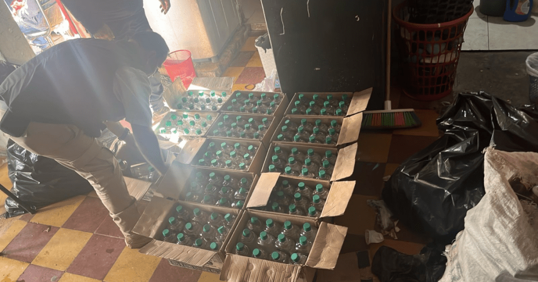 Imagen del licor adulterado que fue incautado