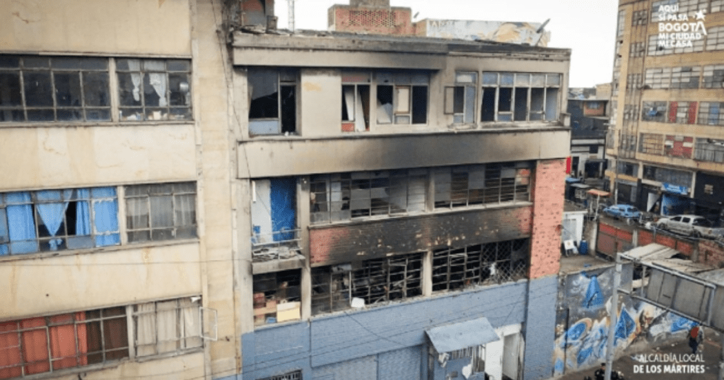 Foto de un edificio con daños visibles por incendio tras emergencia