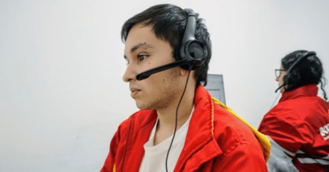 Imagen de una persona atendiendo una llamada 