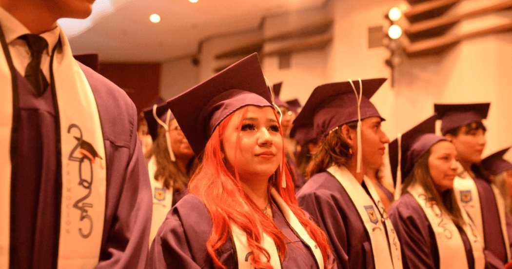 Imagen de una estudiante con birrete