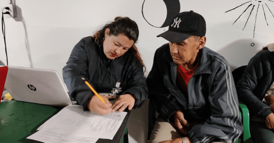 Imagen de una persona inscribiéndose 