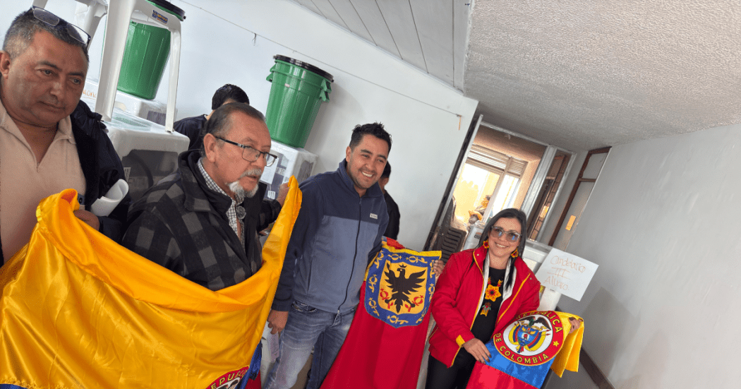 Imagen de personas recibiendo las dotaciones