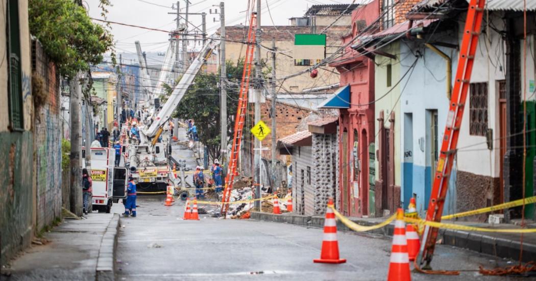 Foto que muestra postes de luz 
