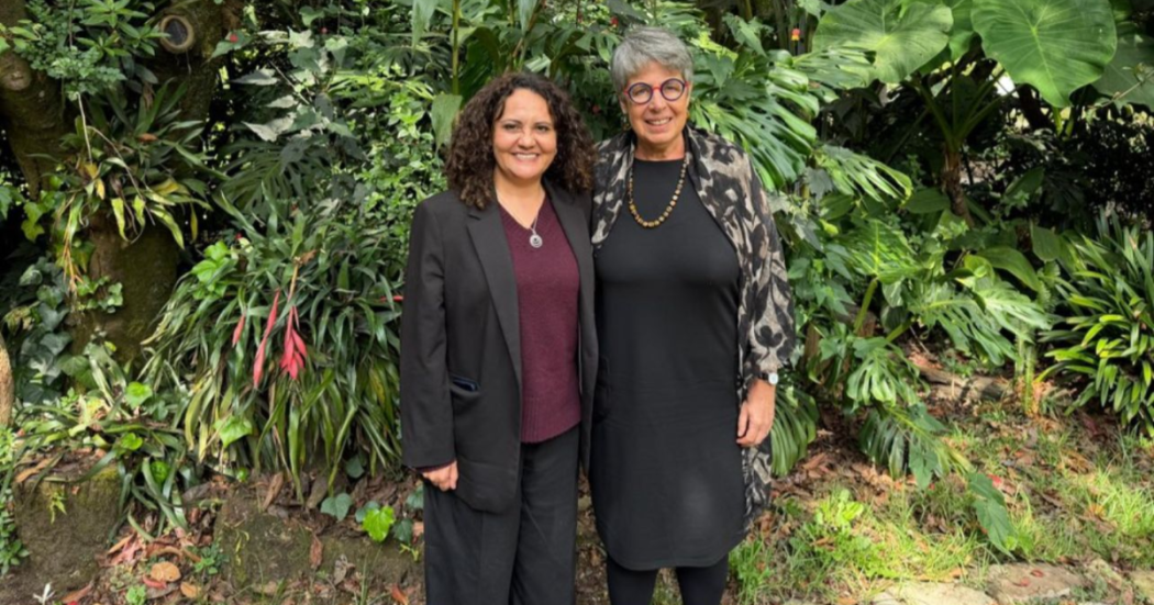 Imagen de la Embajadora mbajadora del Reino de los Países Bajos, Reina Buijs y María Claudia Dávila, directora del Jardín Botánico.