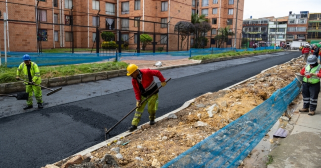 Imagen de trabajadores pavimentando una calle
