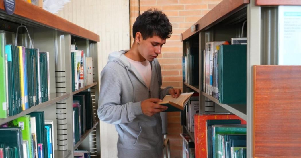 Foto que muestra un joven leyendo un libro
