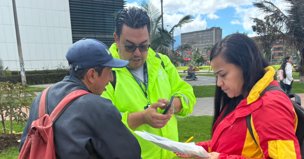 Imagen de funcionarios relacionándose con peatones
