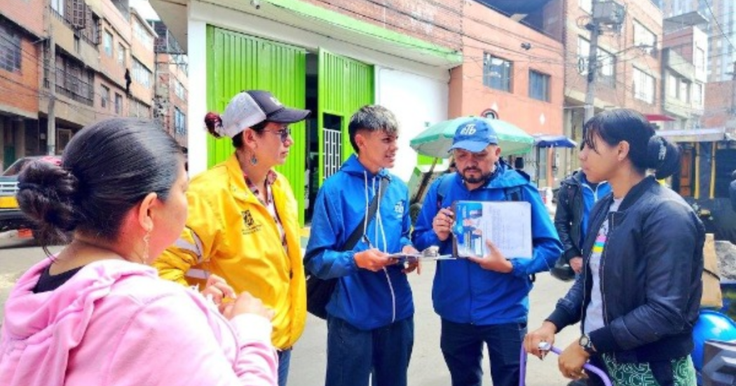 Imagen de operarios de ETB con módems de internet