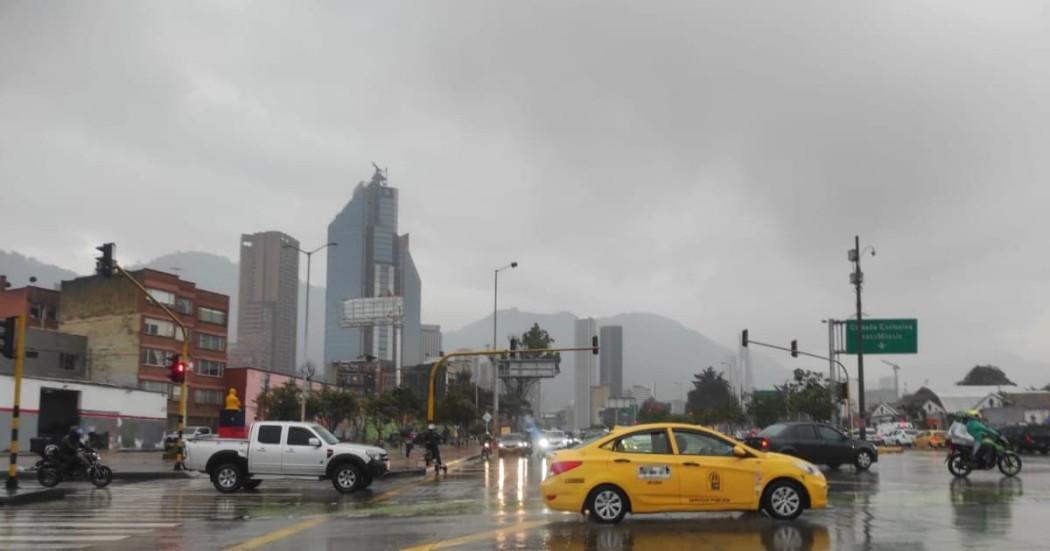 Foto de una vía de Bogotá donde se ve que llueve