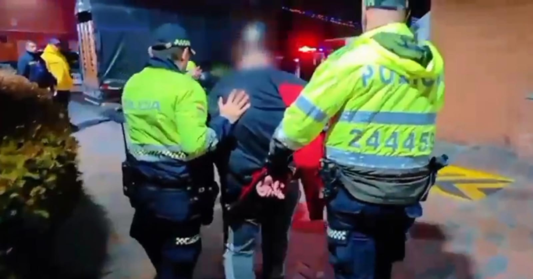 Imagen de una persona capturada por dos integrantes de la Policía