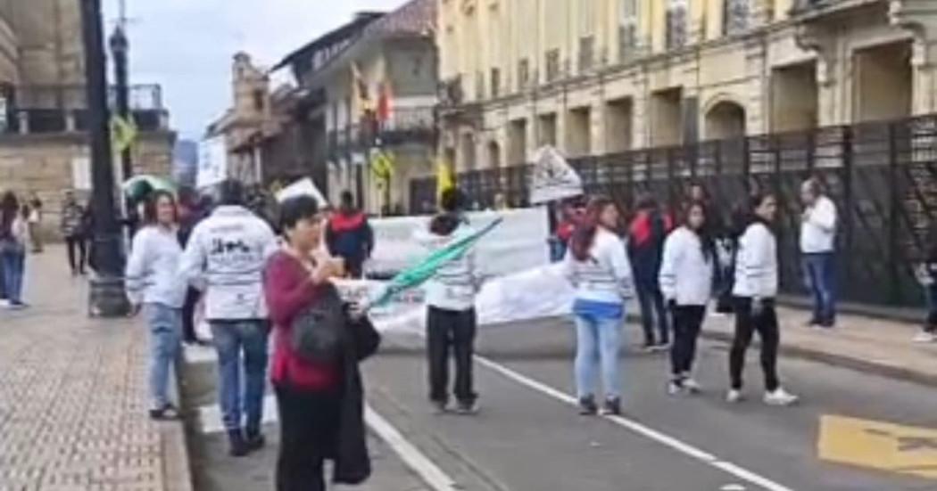 Foto de manifestantes en una vía de Bogotá