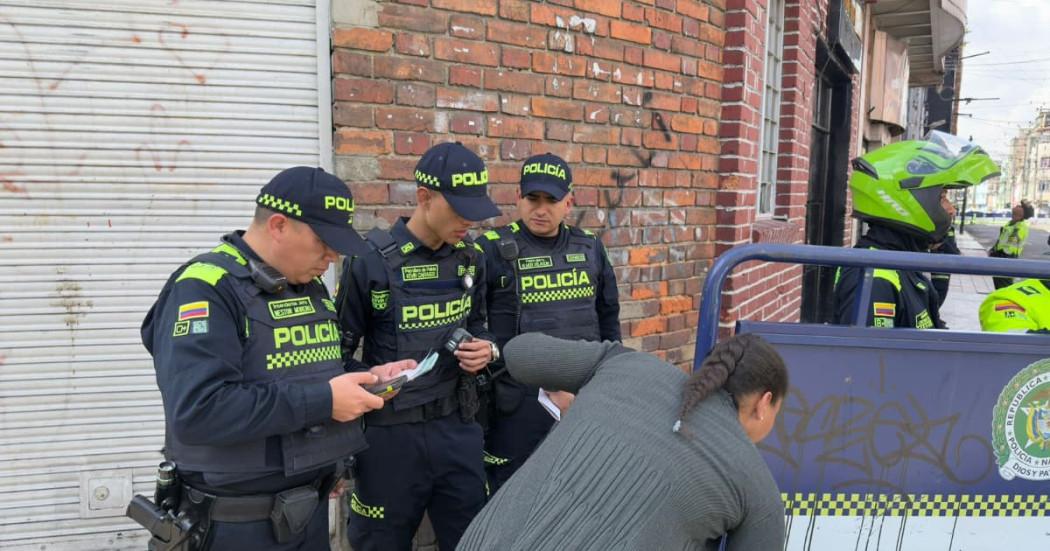 Policías realizando labores de seguridad en el barrio Santa Fe