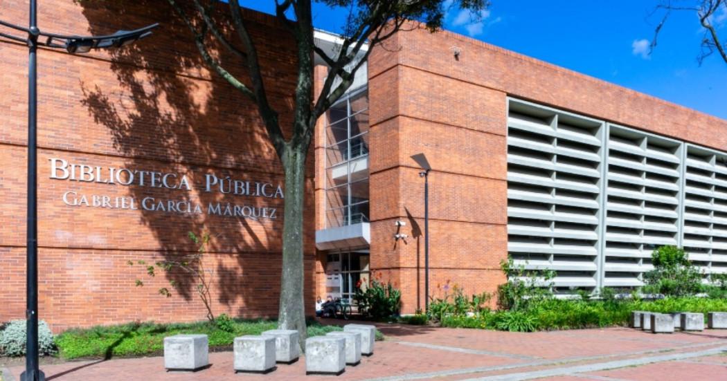 Foto que muestra la fachada de una biblioteca de Bogotá