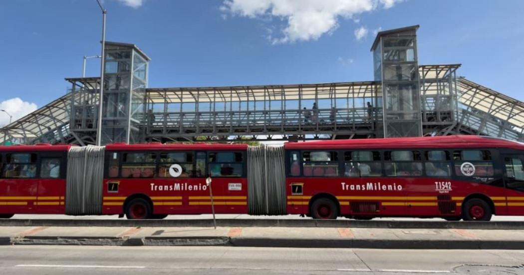 Foto de un bus de TransMilenio en una vía de Bogotá