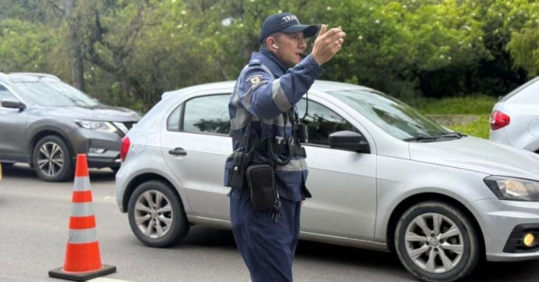 Imagen de una vía de Bogotá en la que se encuentra direccionando el tráfico un Agente de Tránsito