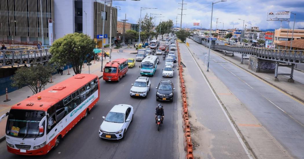 Foto que muestra vehículos andando por las calles