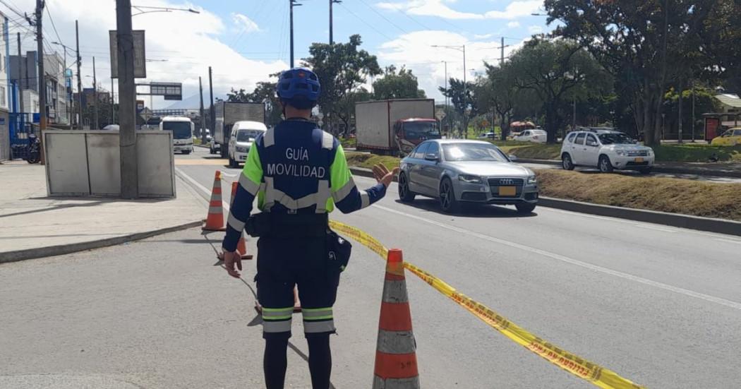 Foto que muestra vehículos andando por las calles 