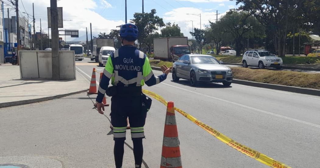 Foto que muestra un guía de movilidad y carros andando