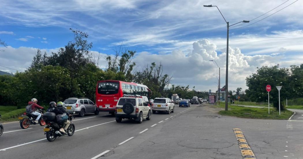 Foto que muestra vehículos andando por las calles