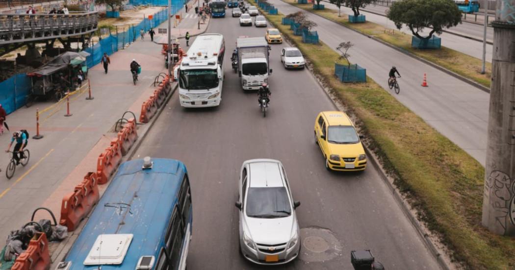 Foto que muestra vehículos andando por las calles