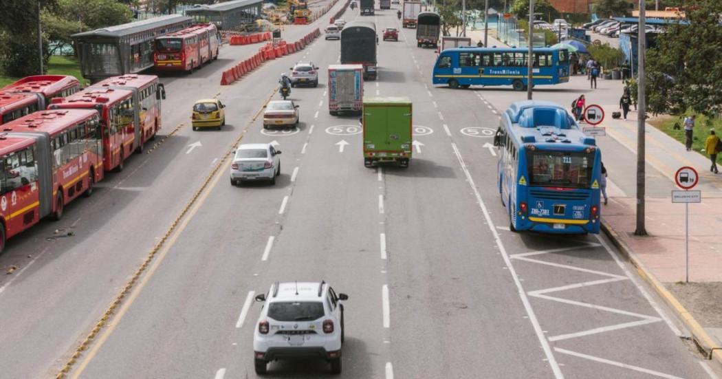 Foto que muestra vehículos andando por las calles 