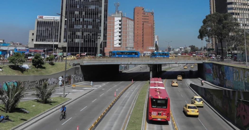 Foto de una vía donde se ven taxis y otros vehículos. 
