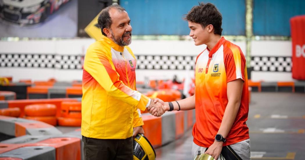 El director del IDRD, Daniel García Cañón y el piloto, Sebastián Garzón Orozco