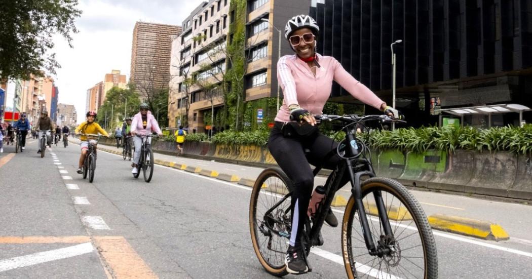 Imagen de varias personas disfrutando de la Ciclovía en la carrera séptima a la altura de la Universidad Javeriana