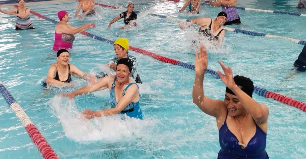 Imagen de varias personas mayores disfrutando de una clase de aqua rumba.