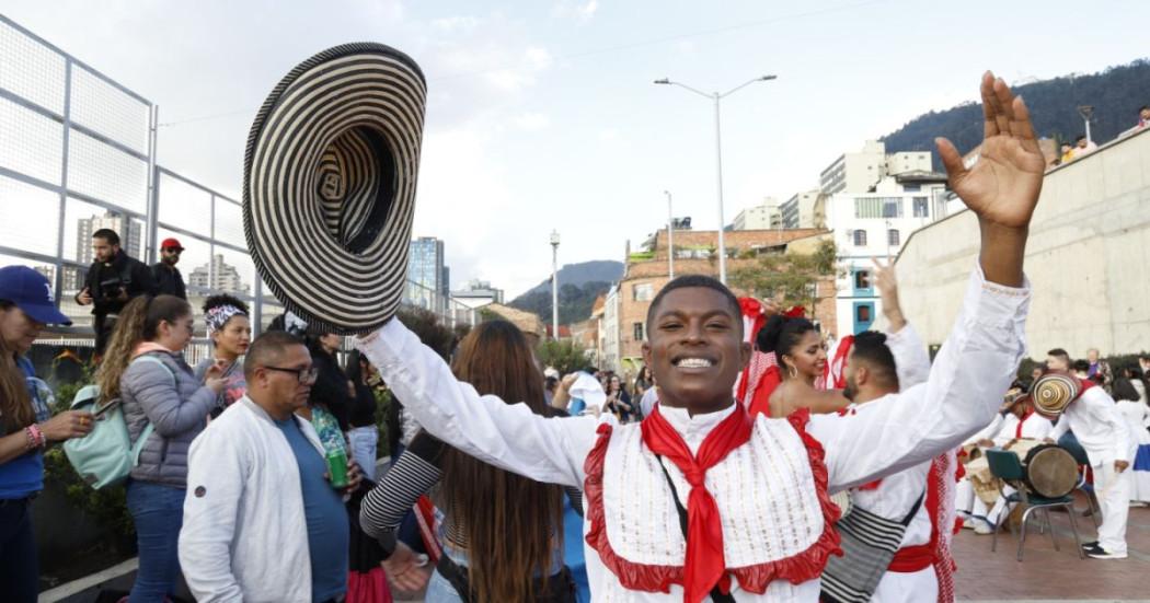 Imagen de un grupo de baile haciendo su presentación en un parque de la ciudad.
