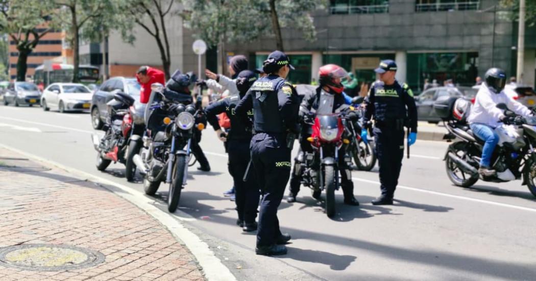 Uniformados de la Policía llevando a cabo el plan de requisa a motocicletas