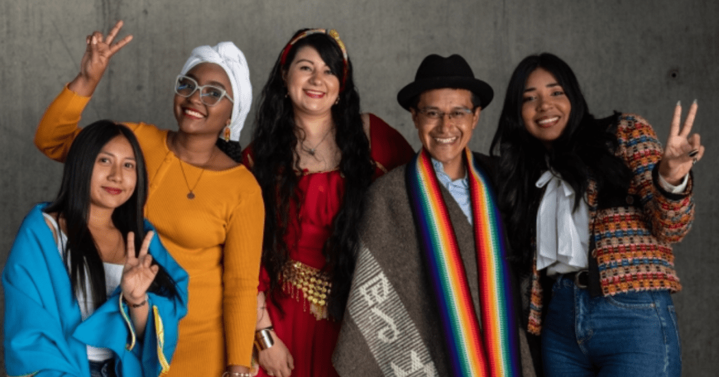 Imagen de varias personas posando para una foto