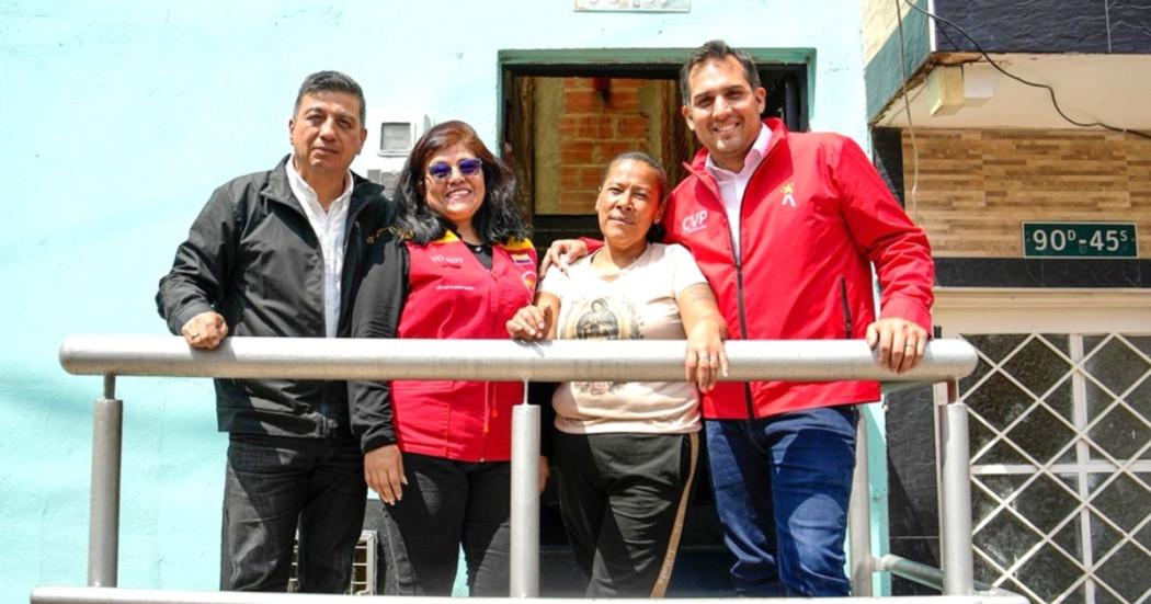 Foto que muestra habitantes de Usme y al director de la Caja de Vivienda